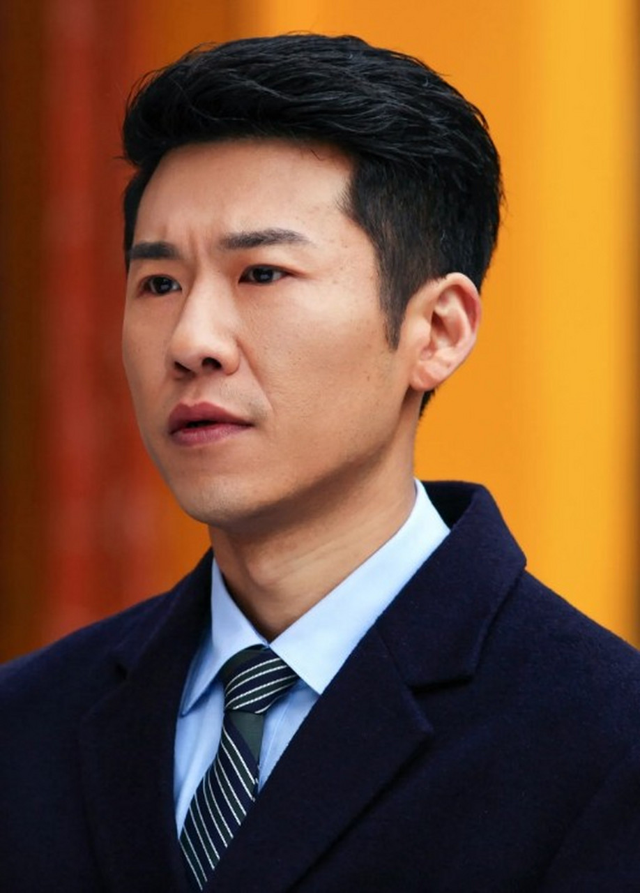 在一次文具广告的拍摄中,尽管缺乏经验且对机位一无所知,王骁凭借其