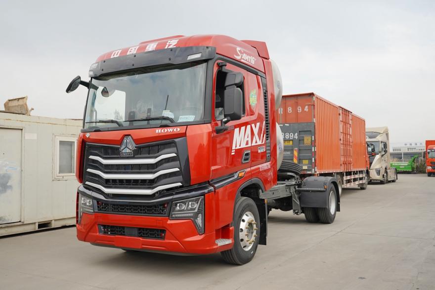 2700升气瓶满足极限续航,豪沃max530马力燃气牵引车来了!