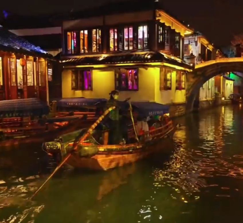 苏州昆山周庄古镇夜景宛如一幅美丽的水墨画
