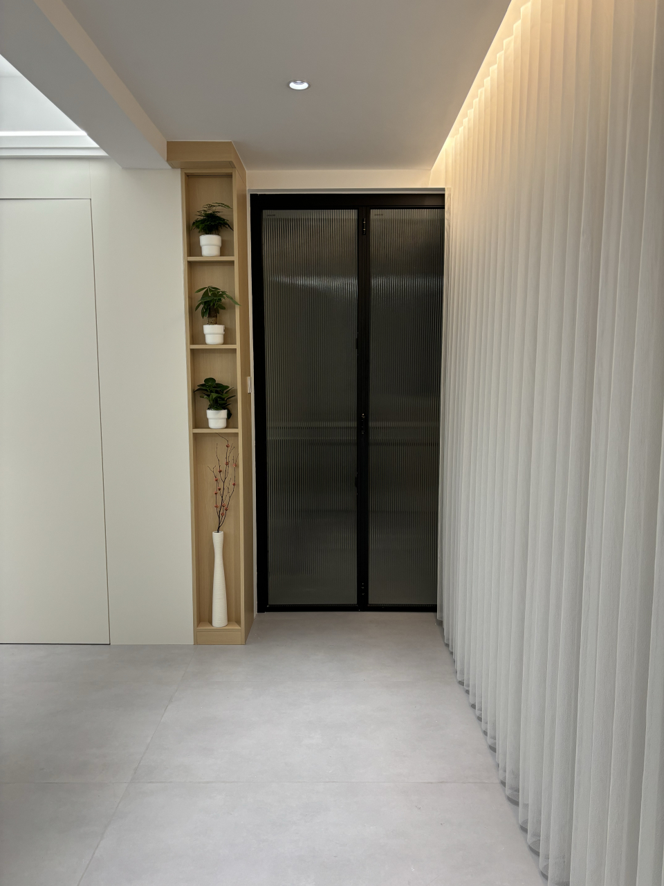 定制玻璃门注意仅用单层加厚钢化玻璃,保证见光不见物的效果