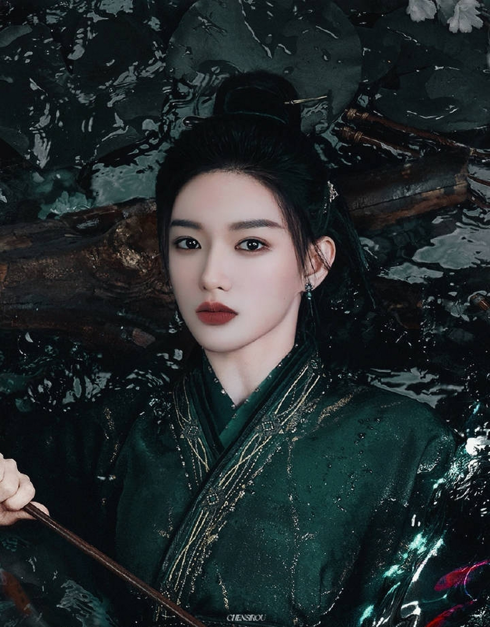 程潇《大梦归离》官宣海报中的"暗箭河流"颇有深意呀,犀利眼神鲨气