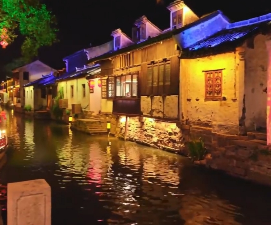苏州昆山周庄古镇夜景宛如一幅美丽的水墨画