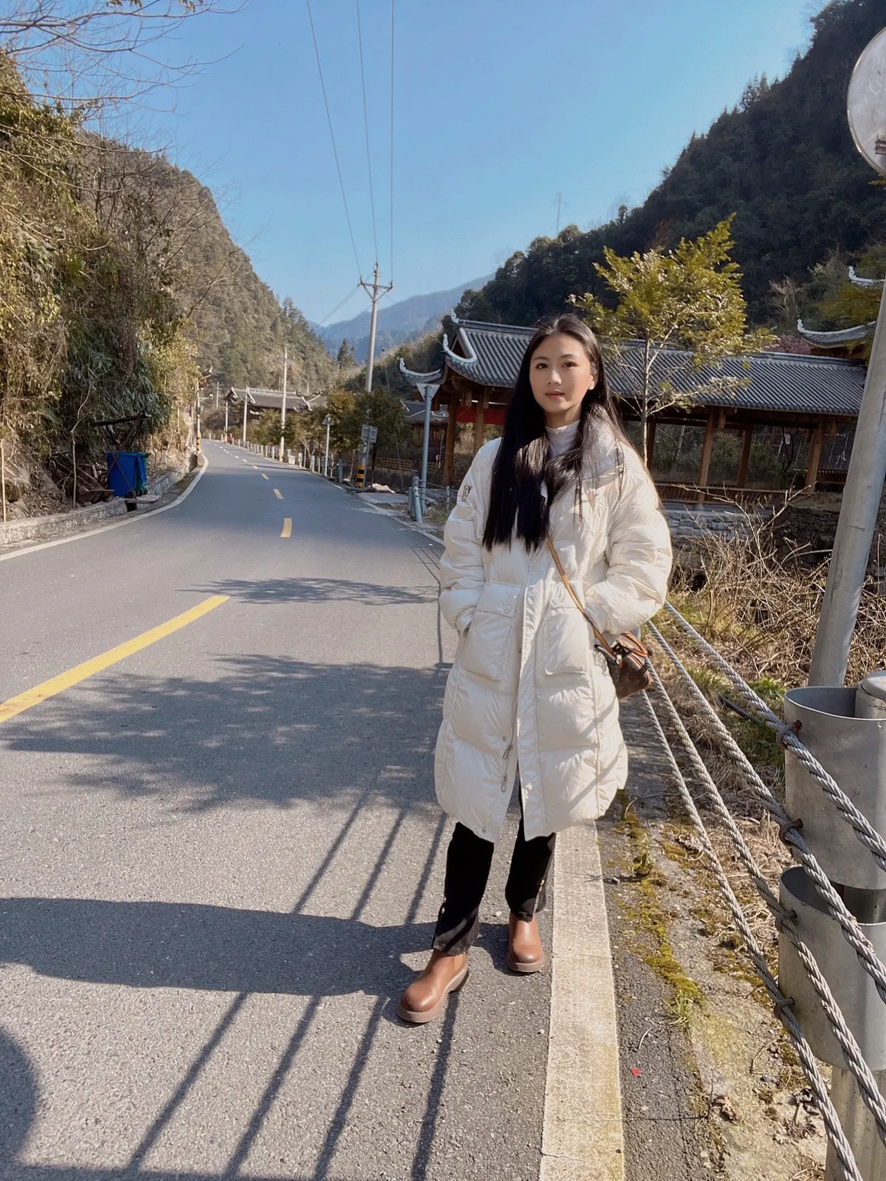 沐浴在阳光下,聆听鸟儿的歌声,让我与大自然融为一体,心情无比舒畅.