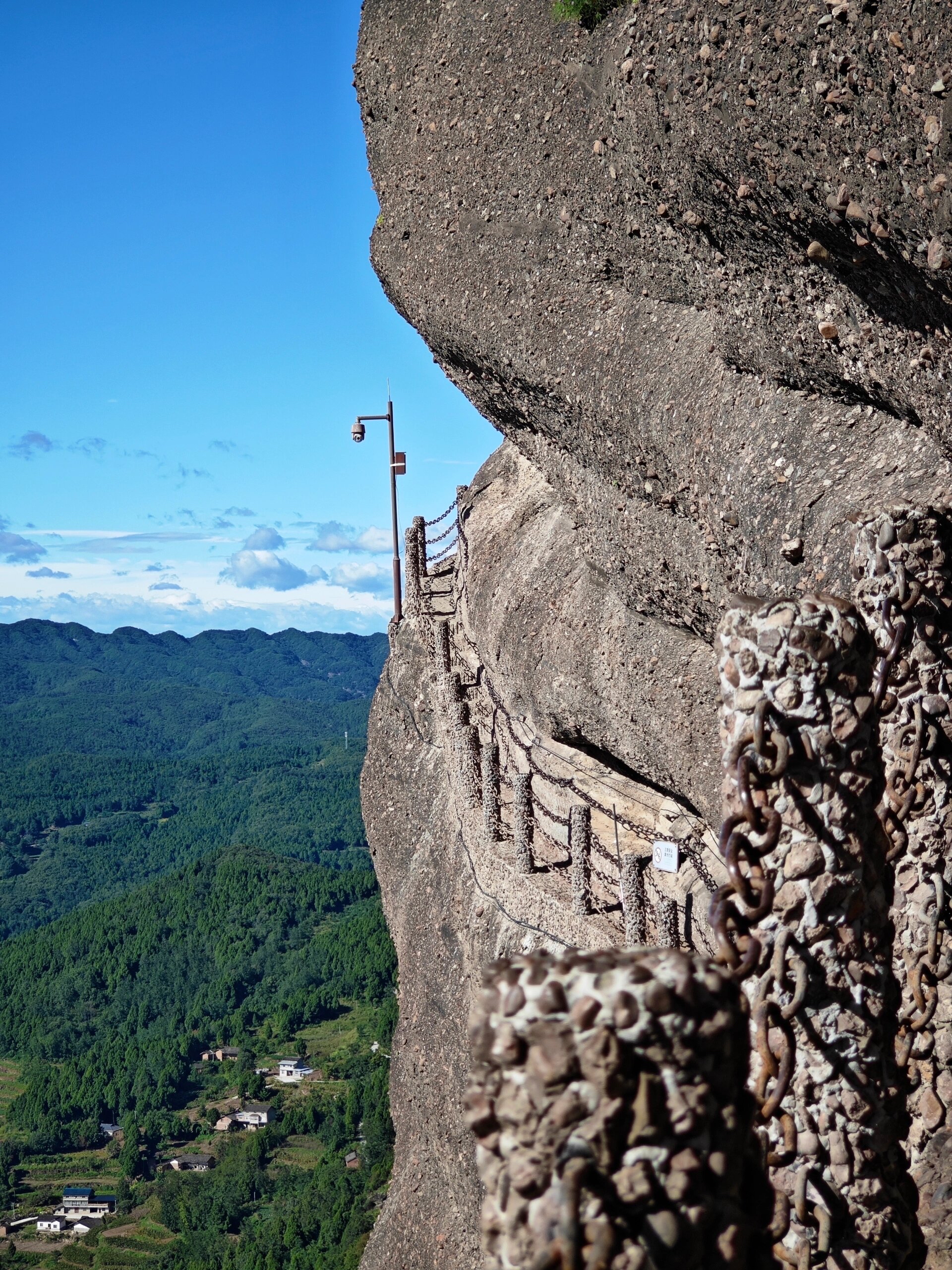 剑门关是中国古代长城上的另一个重要关隘,位于四川省绵阳市北部