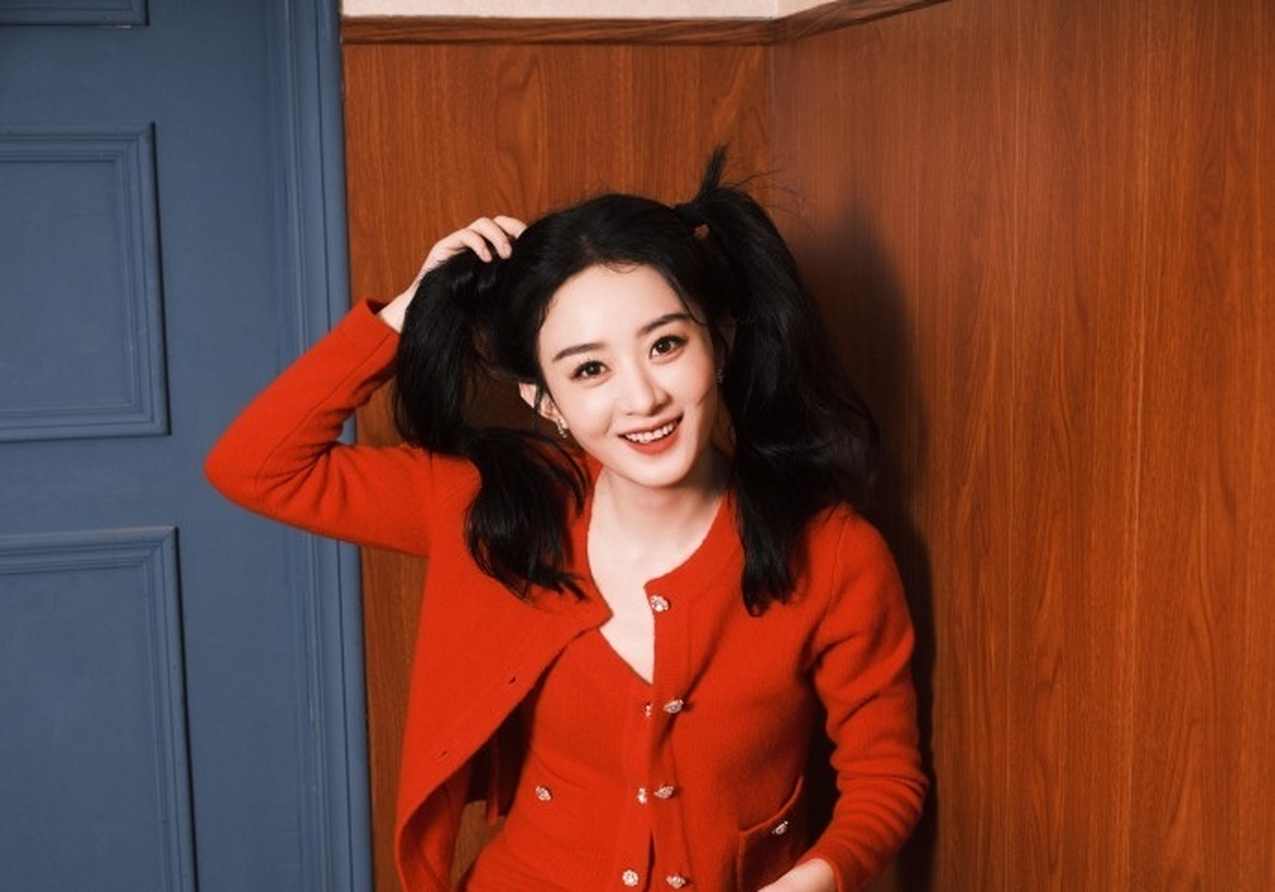 赵丽颖身穿红色小香风穿搭,搭配双马尾造型,冻龄少女般俏皮可爱!