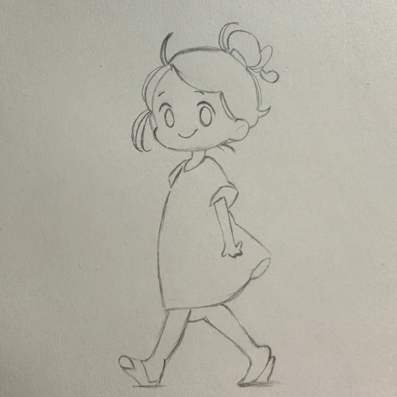 穿绿色裙子的小女孩 今天我给大家分享一款小女孩速写绘画.