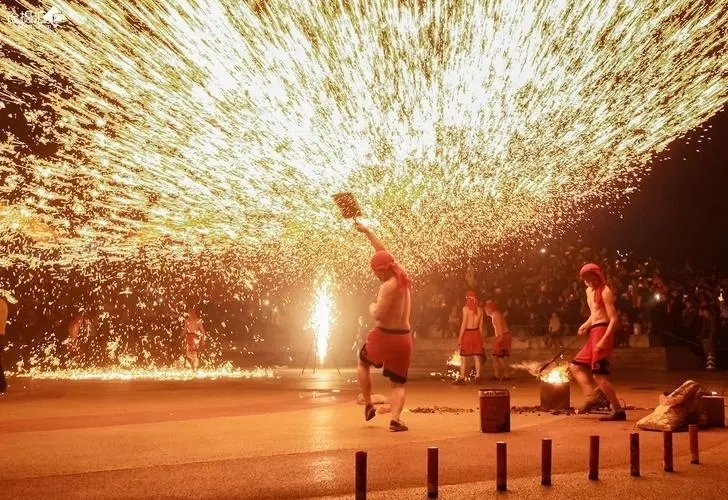 打铁花,是一种源于我国北方地区的传统民间烟火艺术.