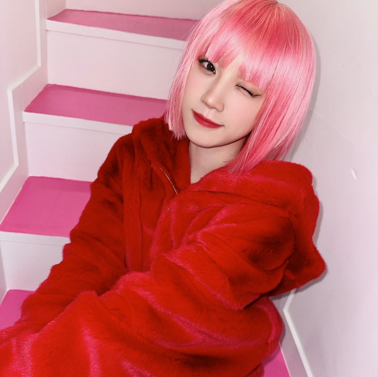 宋雨琦,好红的小蘑菇呀!粉色头发搭配大红毛毛外套好明艳动人