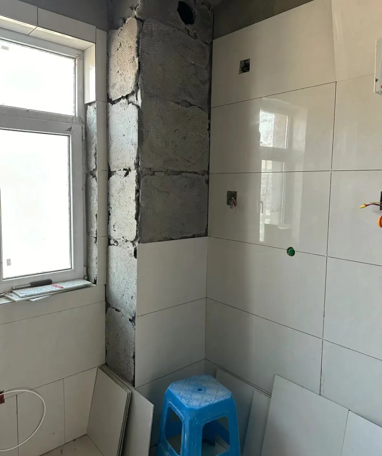 这是砖的问题还是师傅贴的问题呢?没掉的砖也可以用手搬下来.