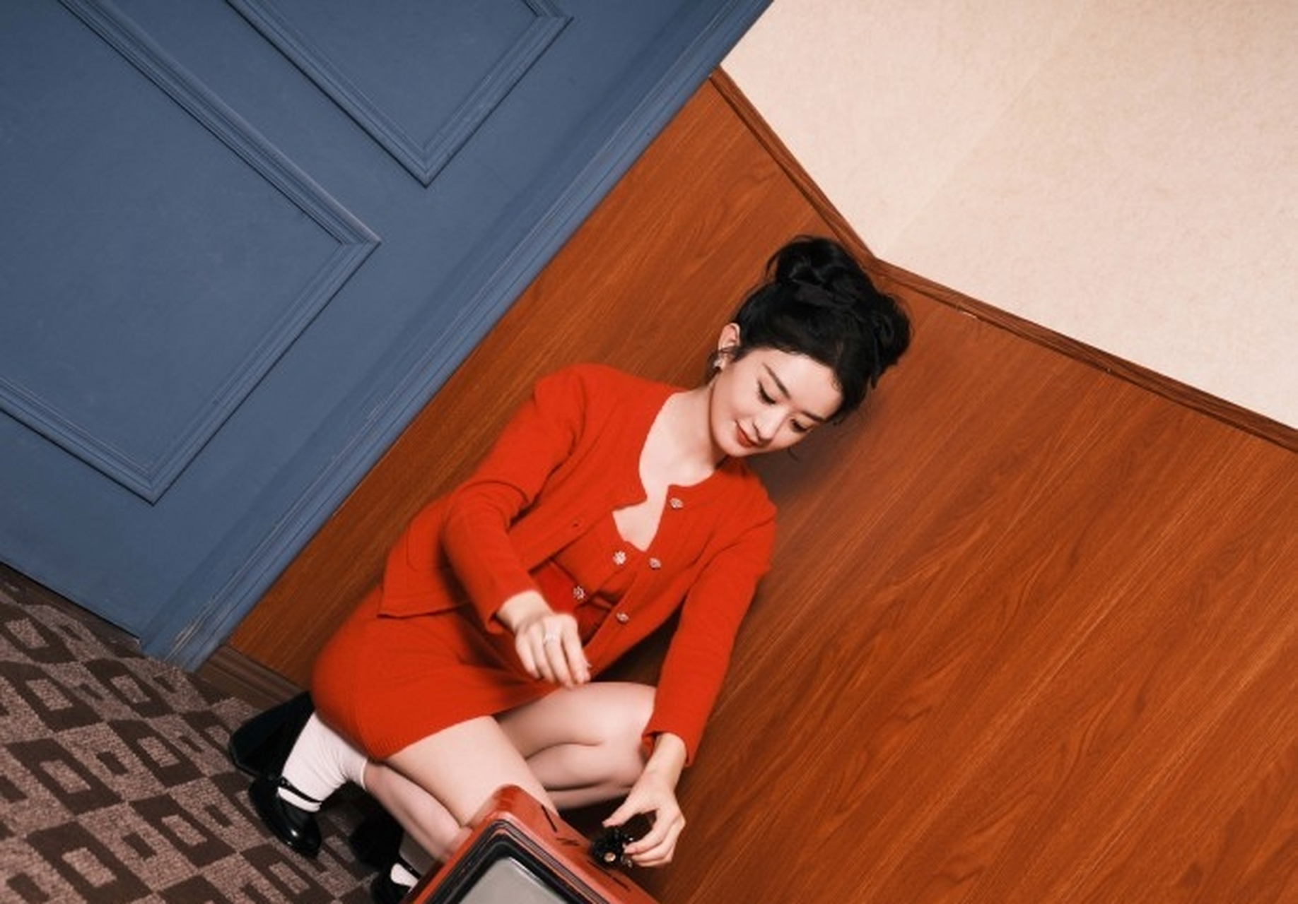 赵丽颖身穿红色小香风穿搭,搭配双马尾造型,冻龄少女般俏皮可爱!