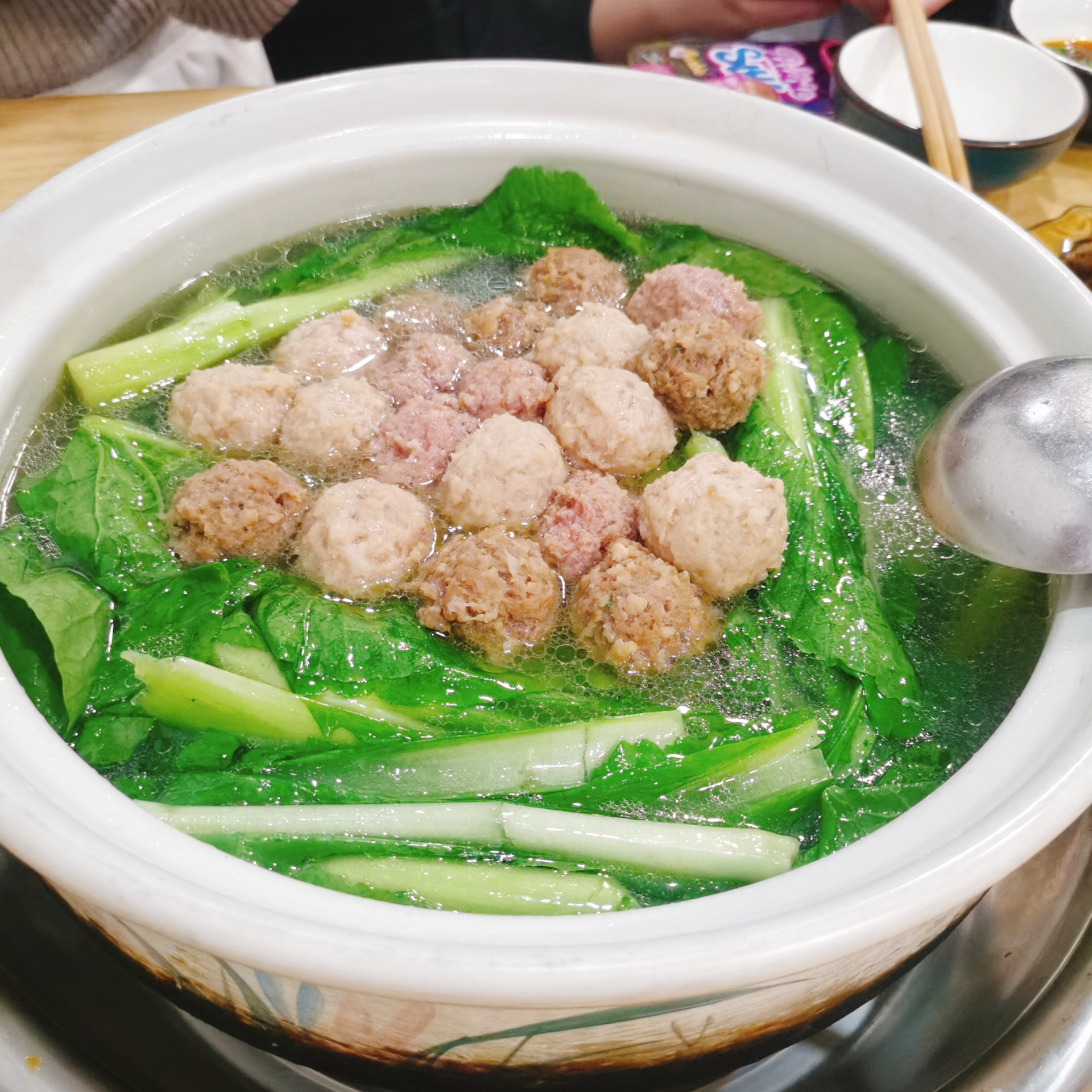 [滑稽]  去吃四喜丸子汤,四喜丸子是猪肉,牛肉,鸡肉和鱼肉丸子,加入