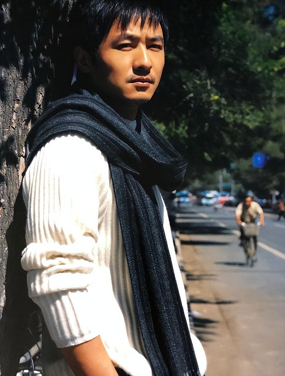 只能一边学习,一边在北京当群众演员,跑龙套,过着和王宝强类似的生活