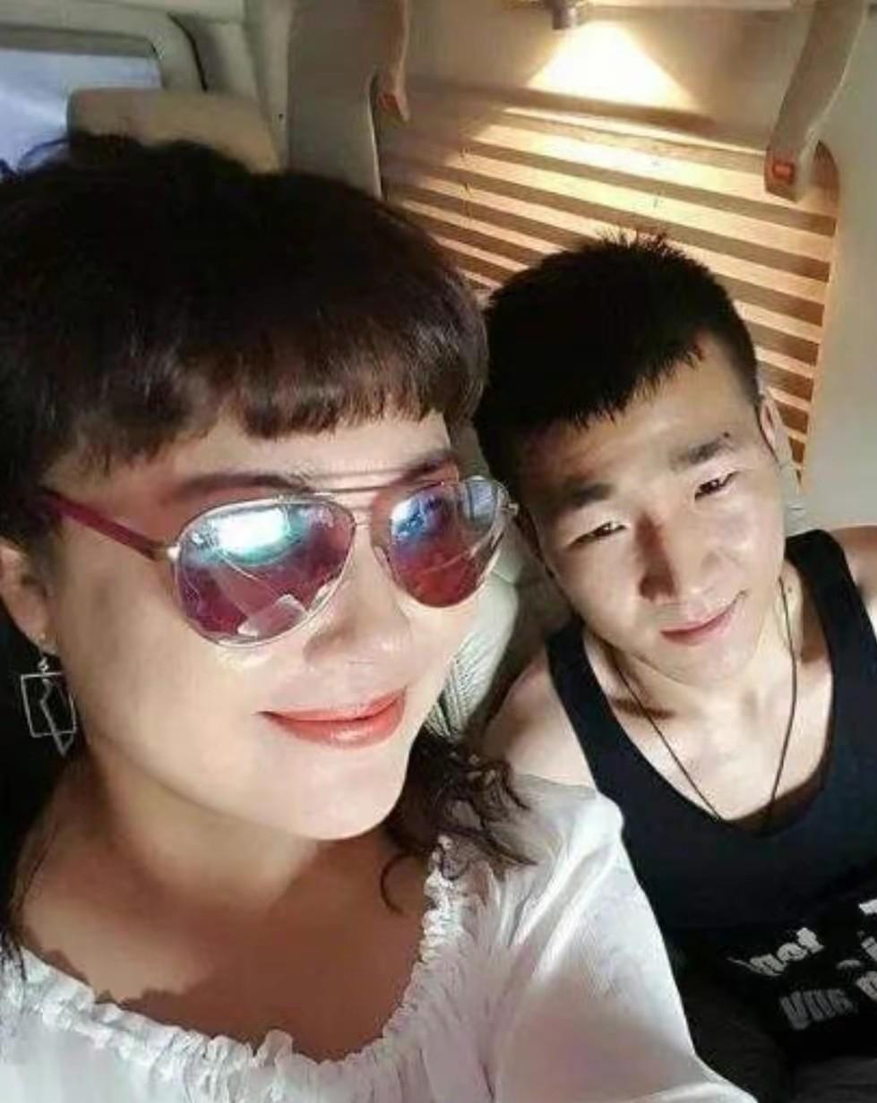 回顾李菁菁三婚三离老公都比她小患乳腺癌后与女儿相依为命