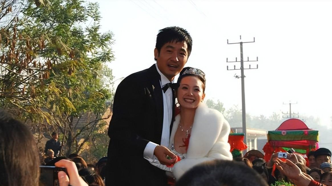 回顾郭晓东带妻儿回山东老家陪母亲过年破房子抢眼网友吵翻了