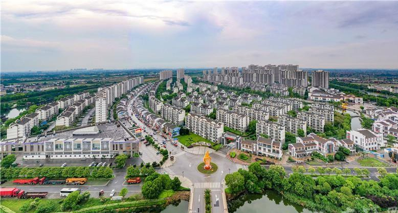 可现在,它已经成为了一个现代化的繁华小镇,常住人口超过23000人,区域