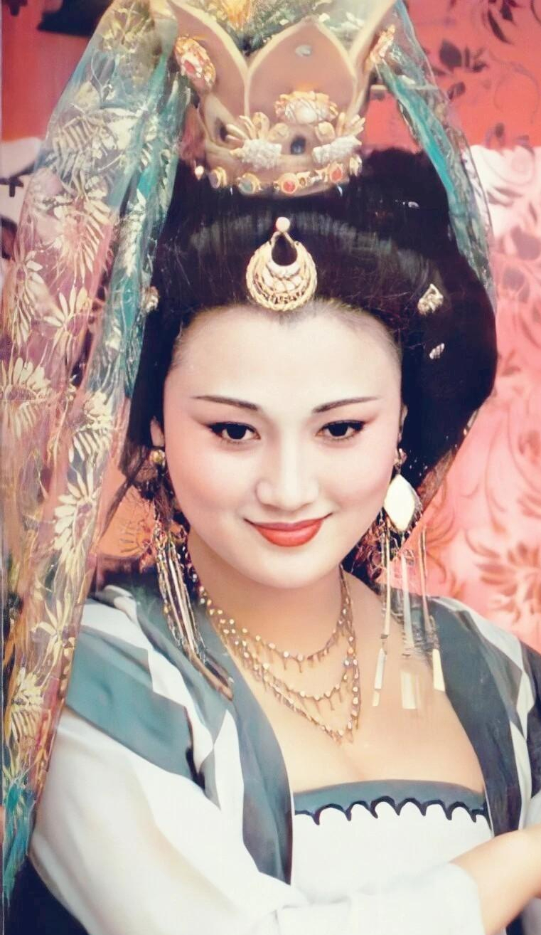 同样是唐妆把谭松韵杨紫和殷桃放一起看女星审美差距就出来了