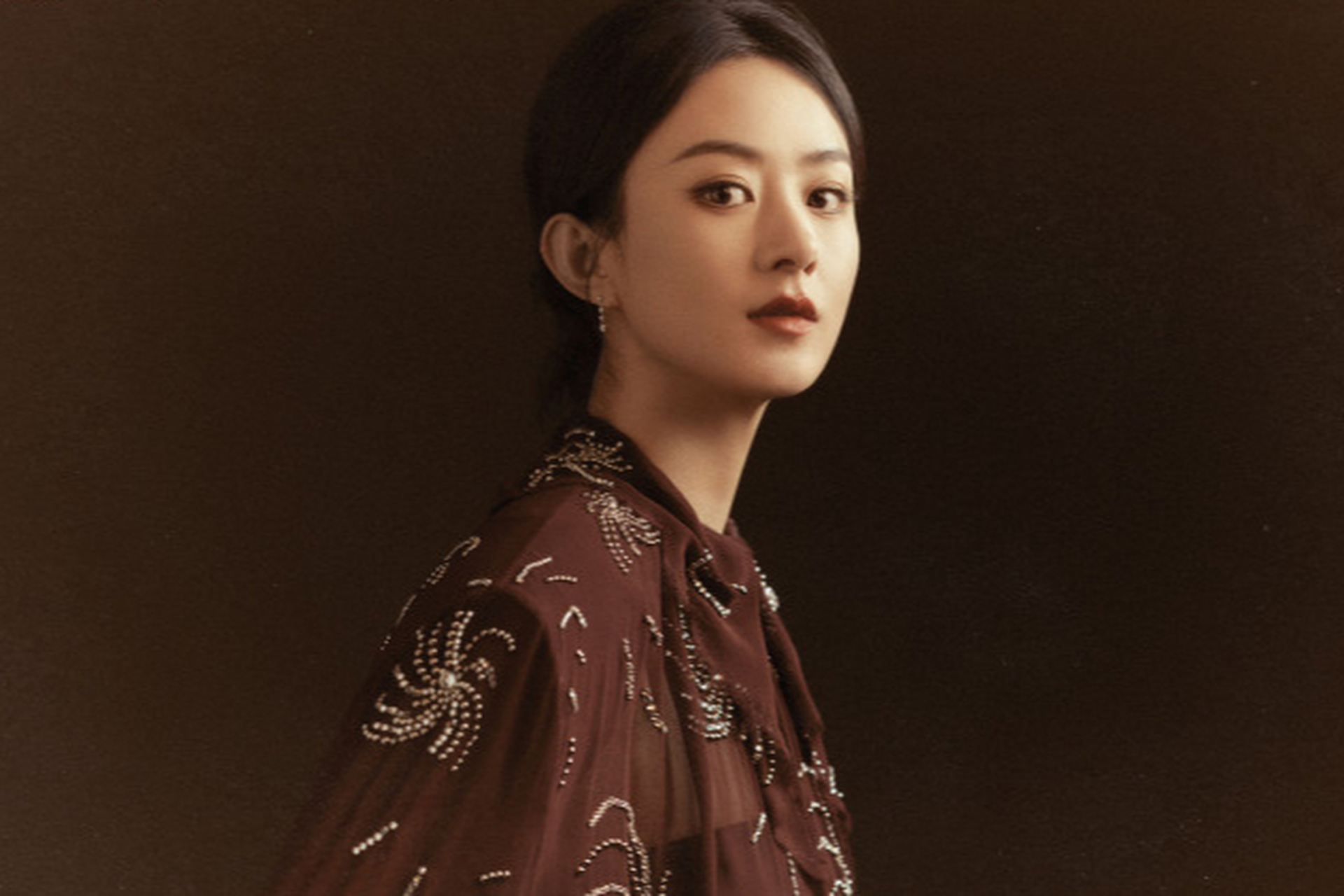 赵丽颖的个人经历也是一段传奇.