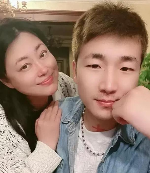 回顾李菁菁三婚三离老公都比她小患乳腺癌后与女儿相依为命