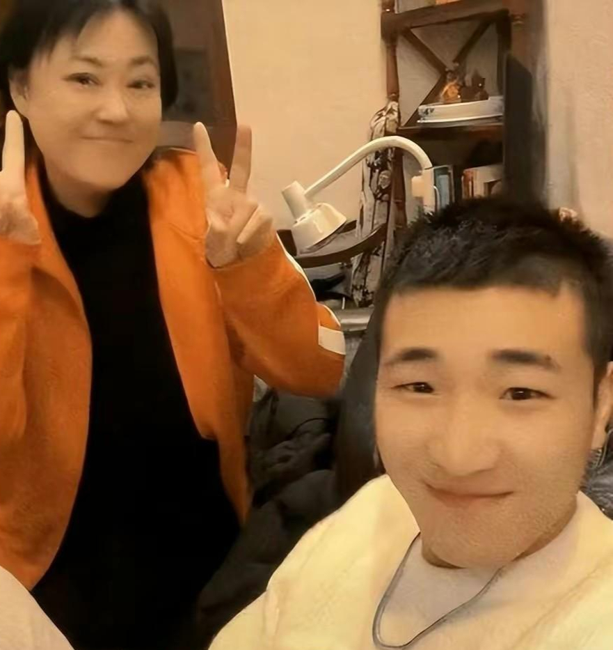 2020年,有一个消息突然登上了热搜榜,李菁菁和比她小22岁的老公刘振在