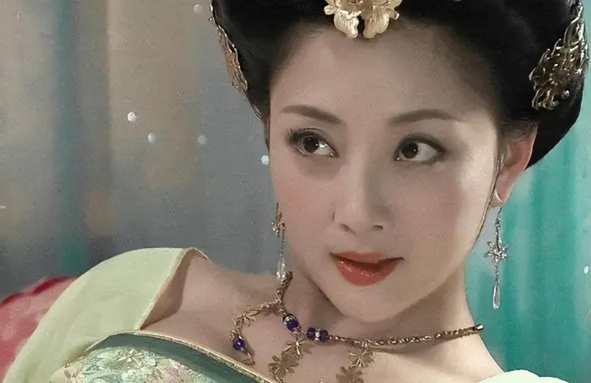 杨玉环在历史上是一个极具传奇色彩的女性,被称为古代四大美女之一的
