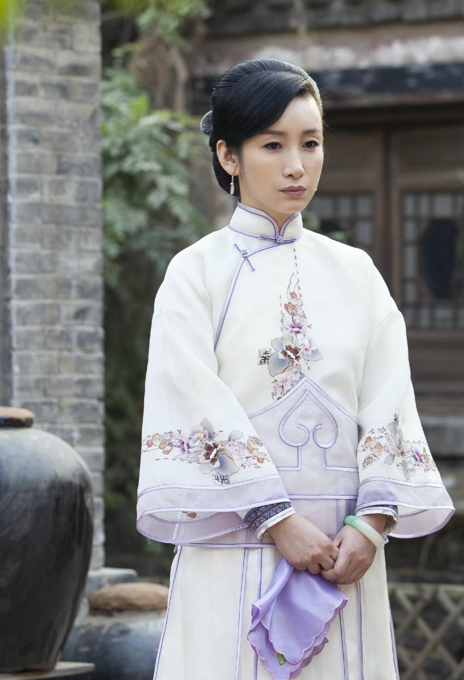 回顾宋佳伦:曾因酗酒过度导致嘴歪手抖,娶圈外妻子如今过得怎样