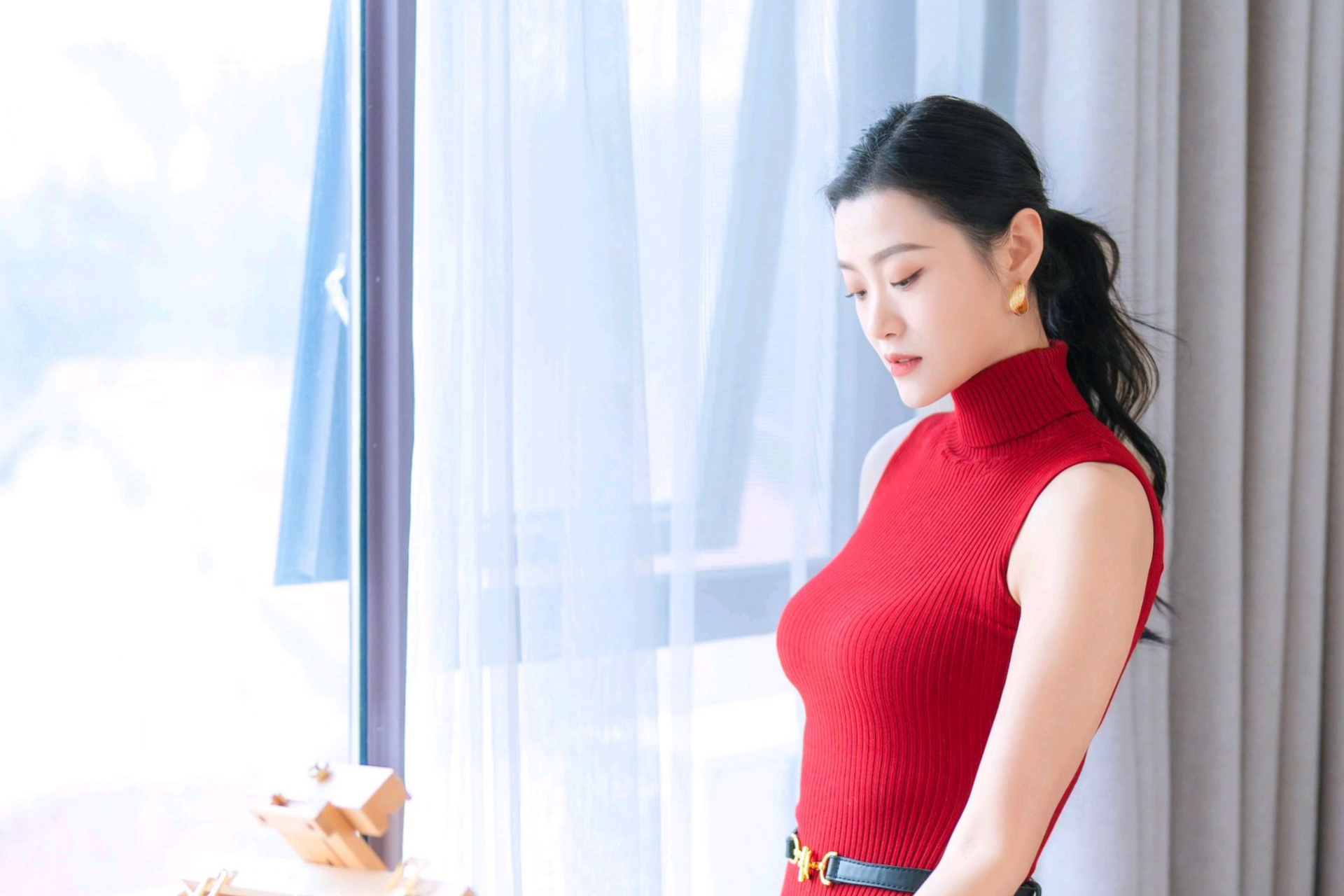 红裙女子,身姿婀娜,步履娉婷.