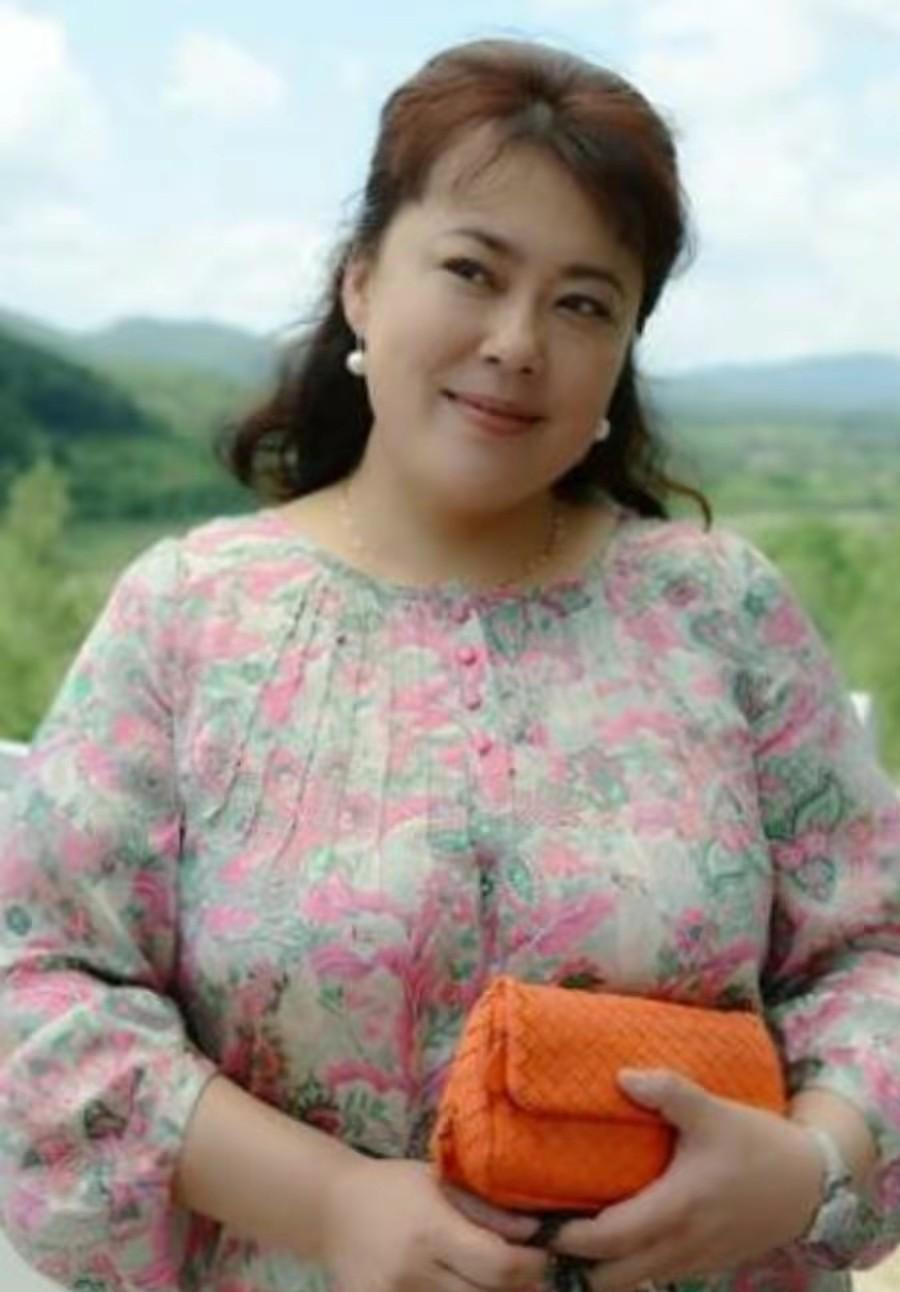 回顾李菁菁三婚三离老公都比她小患乳腺癌后与女儿相依为命