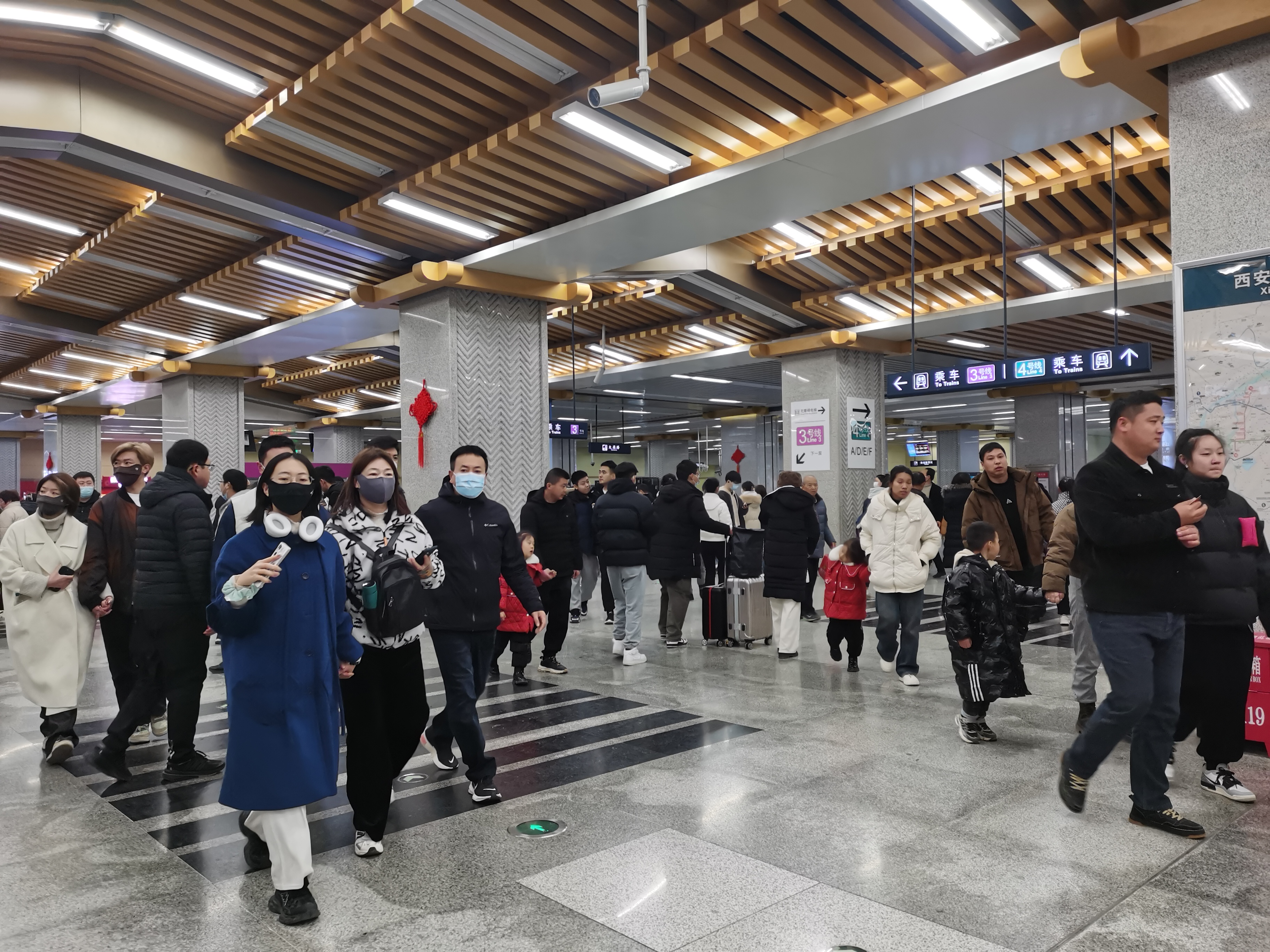 西安大雁塔地铁站真大,感觉很像火车站.地铁站内总是人来人往