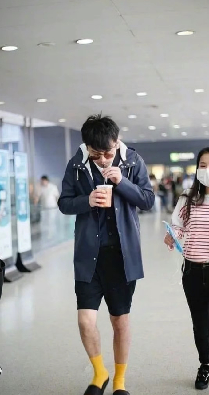 你可以永远相信雷佳音的穿搭 问谁穿搭最随意,你笑雷佳音就是了[笑哭]