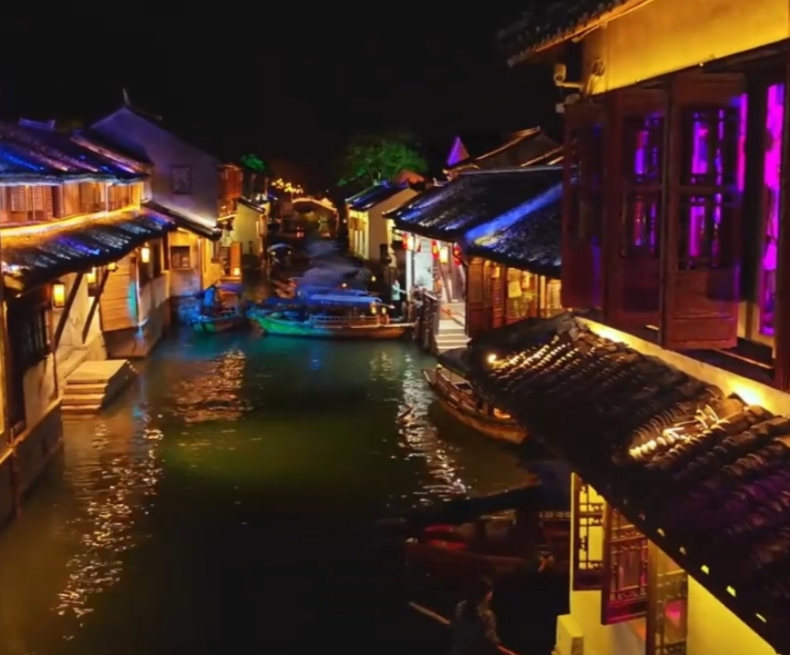 苏州昆山周庄古镇夜景宛如一幅美丽的水墨画