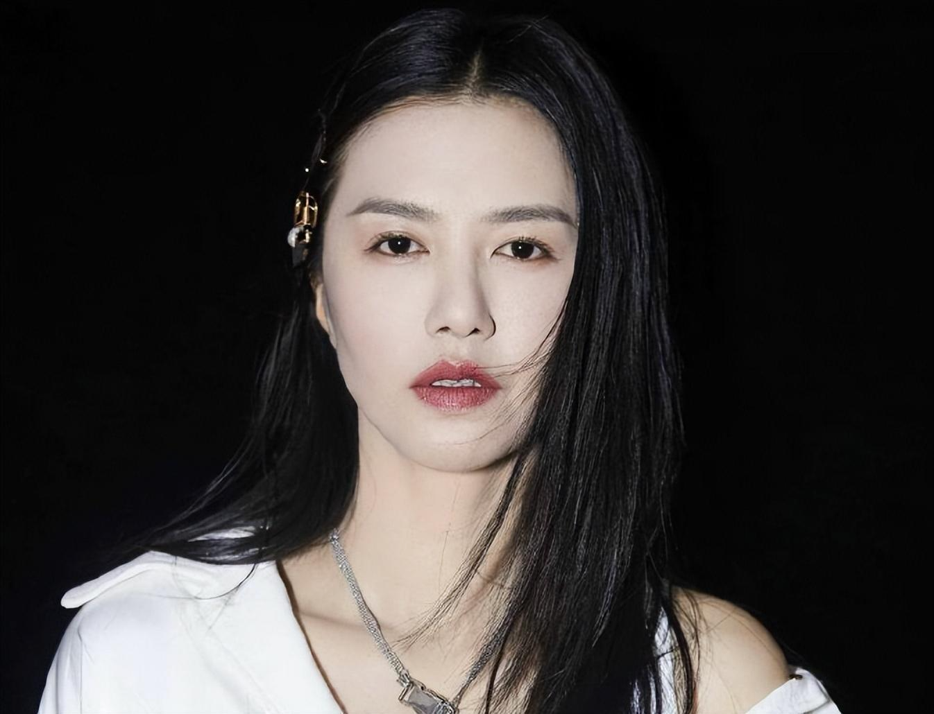 歌手谭维维:父亲早逝,与有新恋情的母亲决裂,婚姻让她变柔软