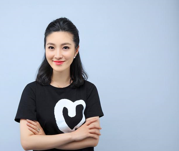 东方卫视春晚主持人两极分化,女的个个年轻漂亮,男的老化明显