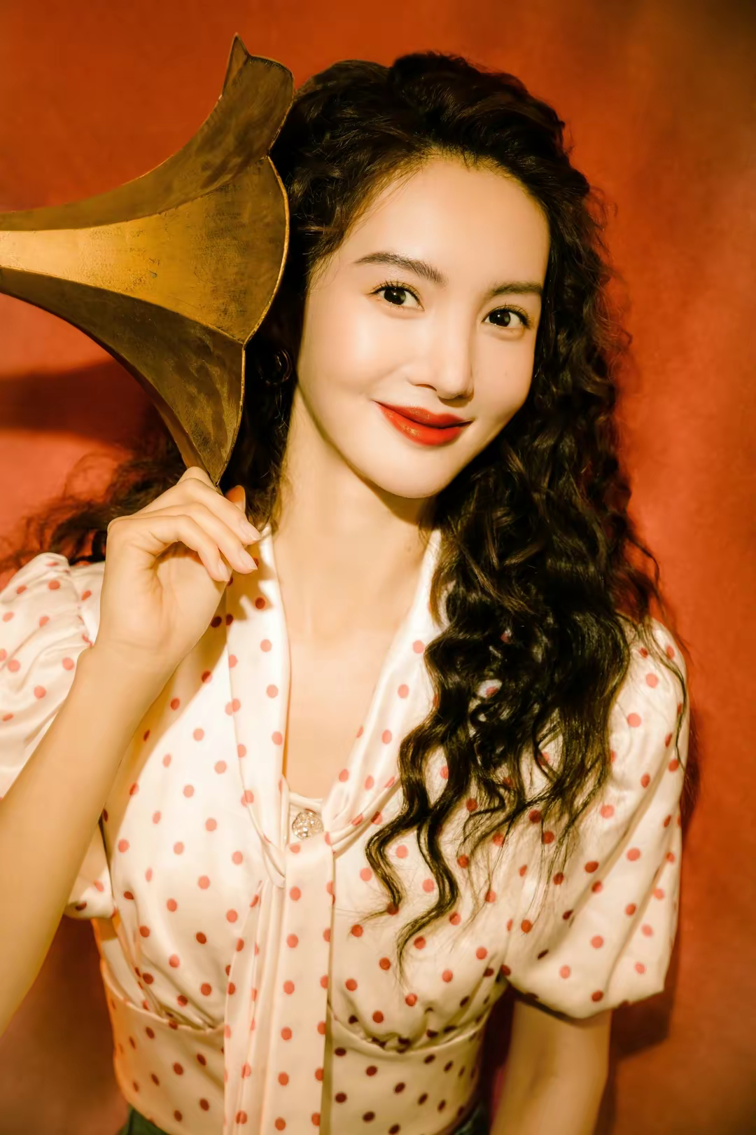 金晨 迪斯科白红波点衬衫 俏皮可爱的气息