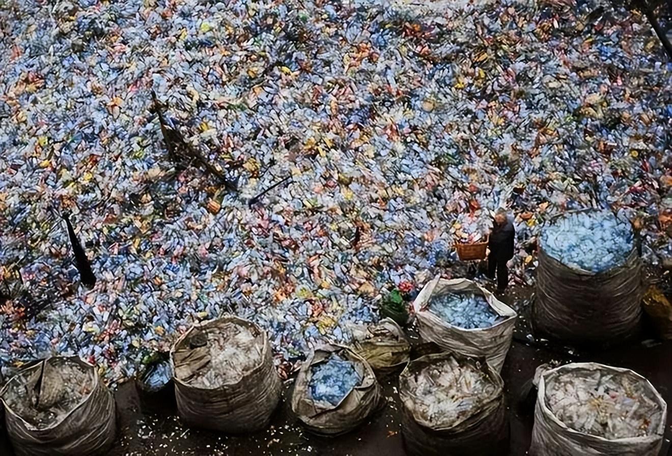 揭秘阅兵仪式的国旗红地毯40万个废水瓶加班20多天赶制而成