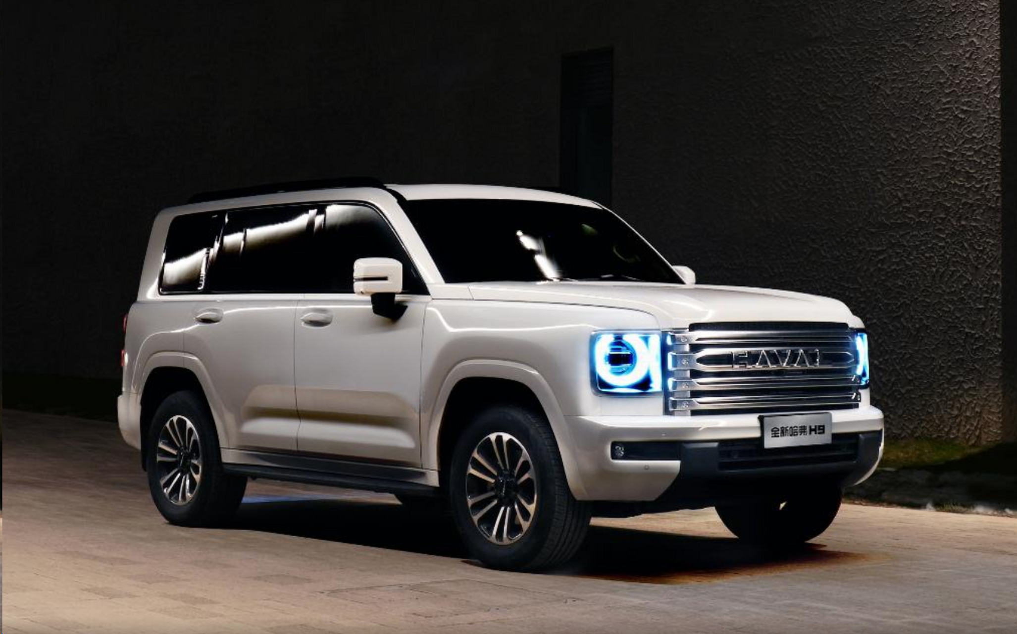 全新哈弗h9延续经典设计,外观方正,配备机械式门拉手和矩形出风口.