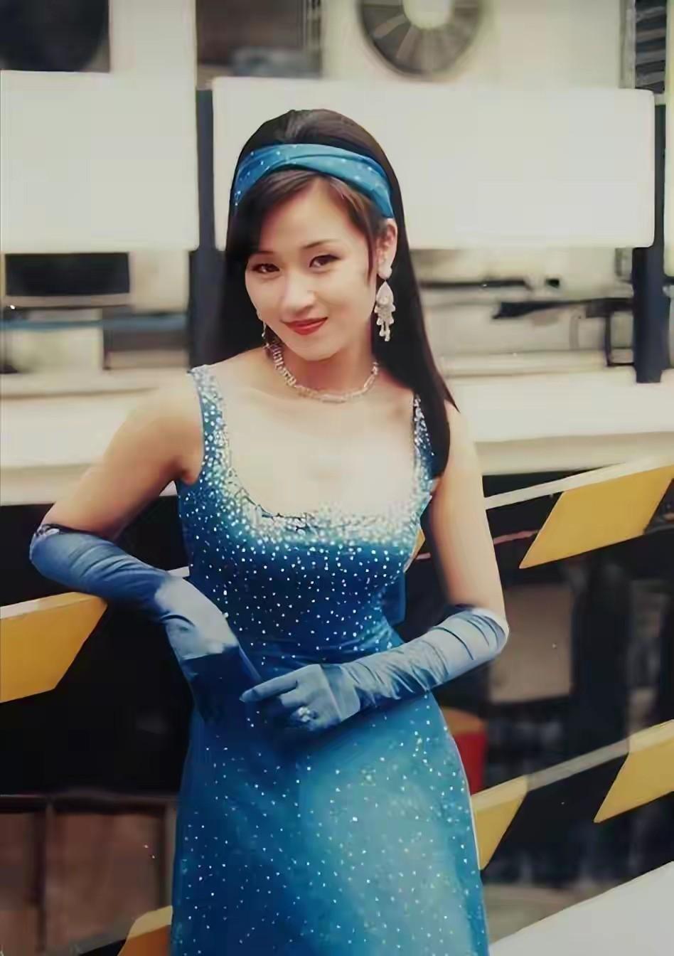 在上个世纪80年代末的时候,万绮雯凭借着一双美腿在美女如云的香港