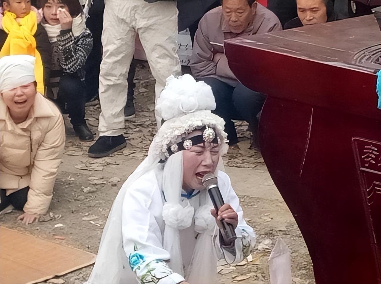 纪实河南5旬哭灵人日挣700元一年哭70多场磕头上万次被人嫌弃