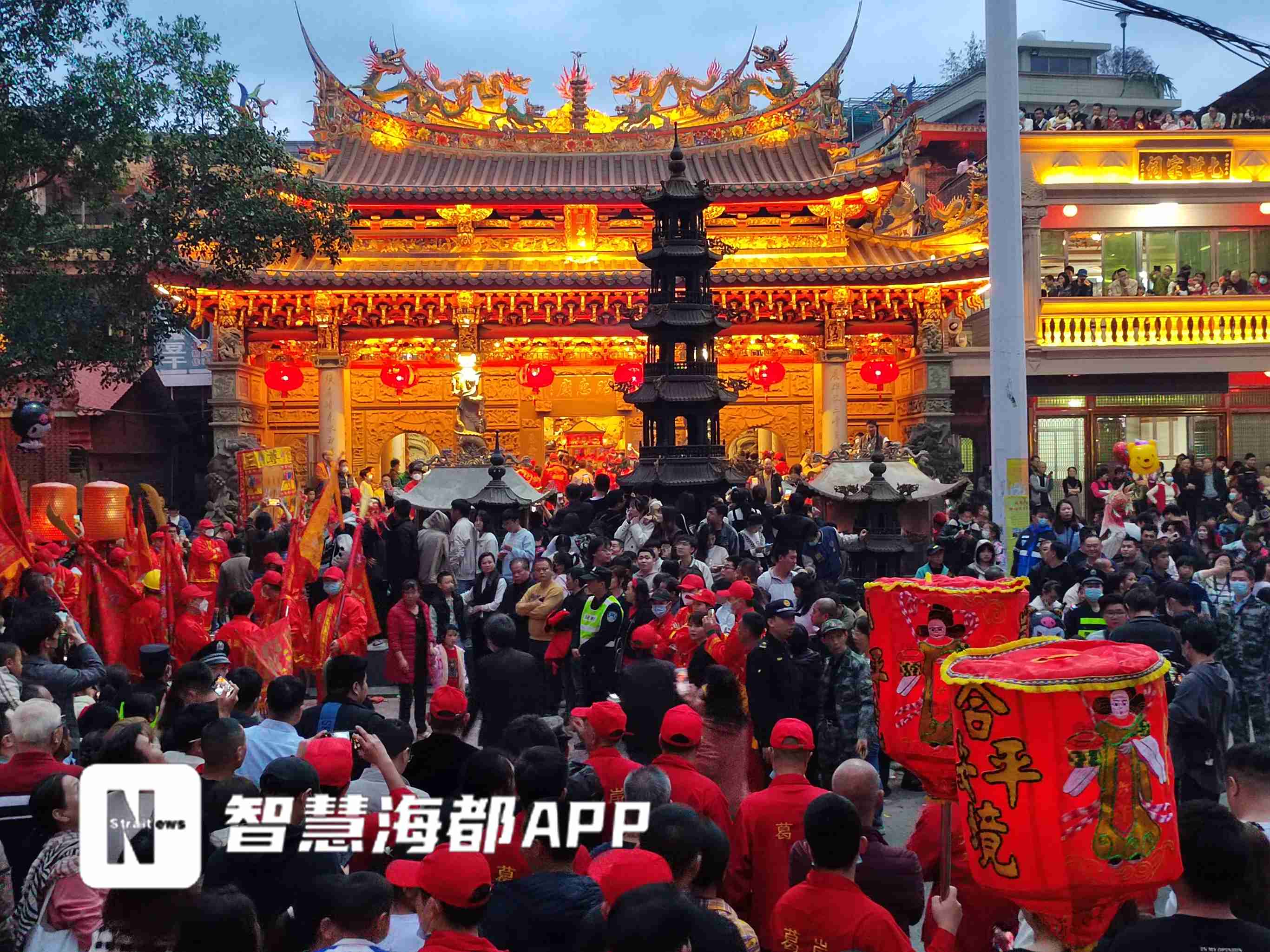 观灯人数超5万!南安英都拔拔灯祈福,红灯"龙"绵延数公里!