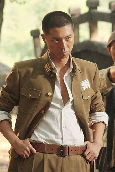 演员王雷一家在新加坡过年,豪华住所惹争议,网友:改国籍了吧?