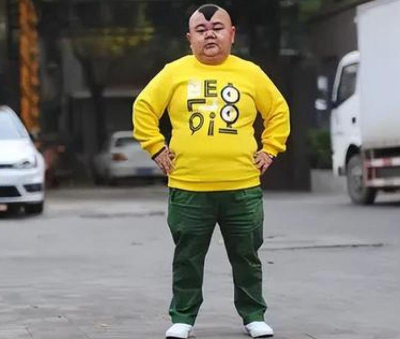 回顾1米2小男人娶1米65女演员,买7套房开豪车,却担心孩子长不高