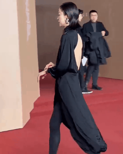 标题宋佳杜鹃上海之夜风情女星气场全开