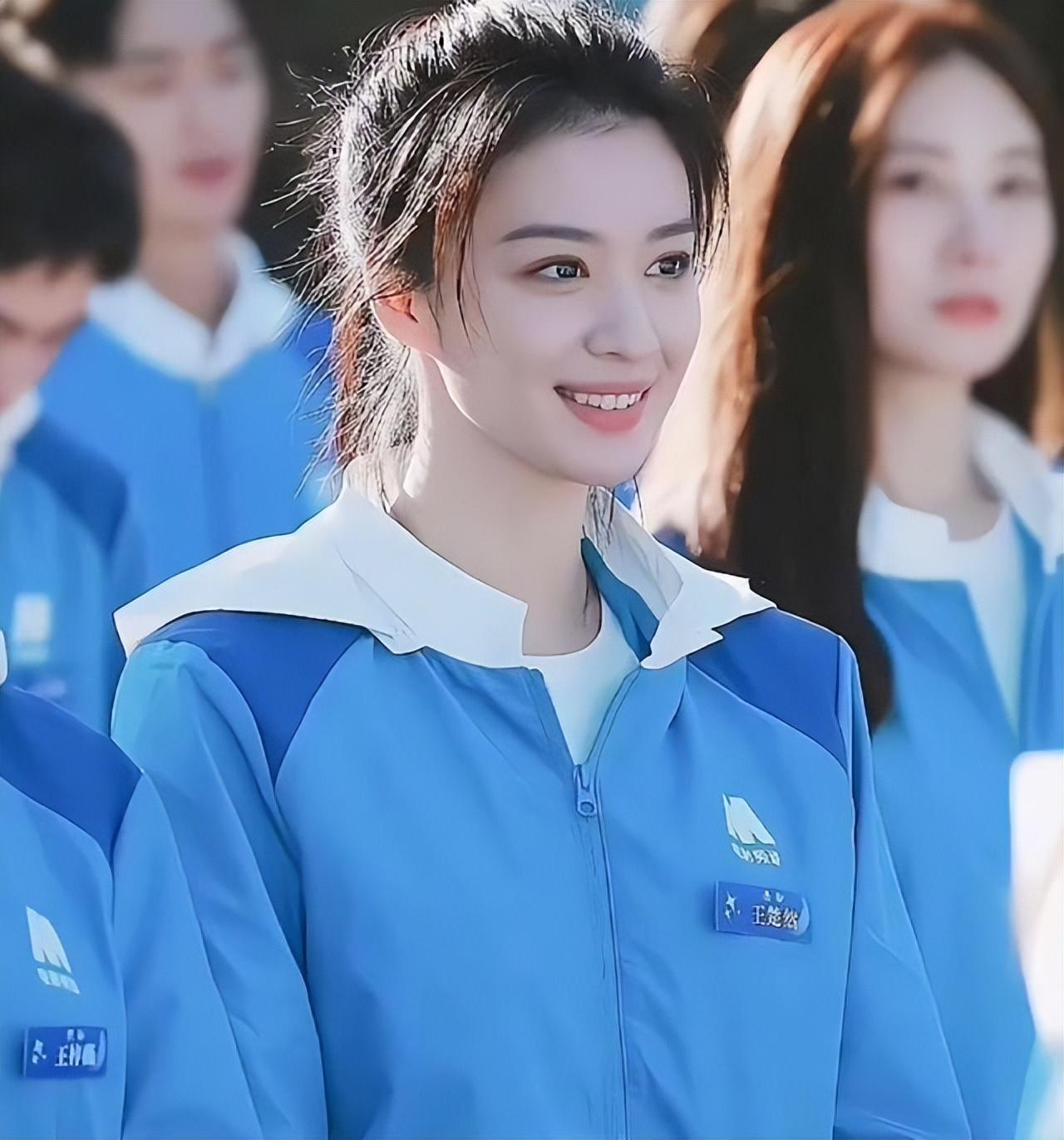 可她精致的面庞中却掺杂着一点野性美,央视镜头被称为"最强卸妆油"