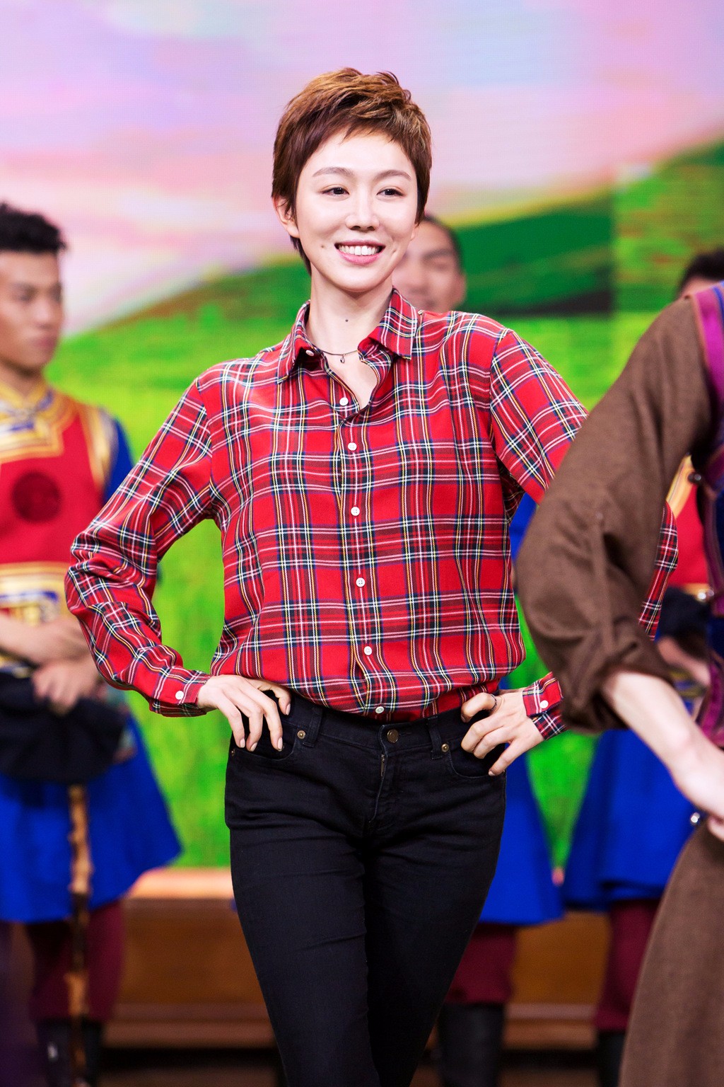 央视《南来北往》首播大爆,本是冲着金晨去的,却被姜妍惊艳了