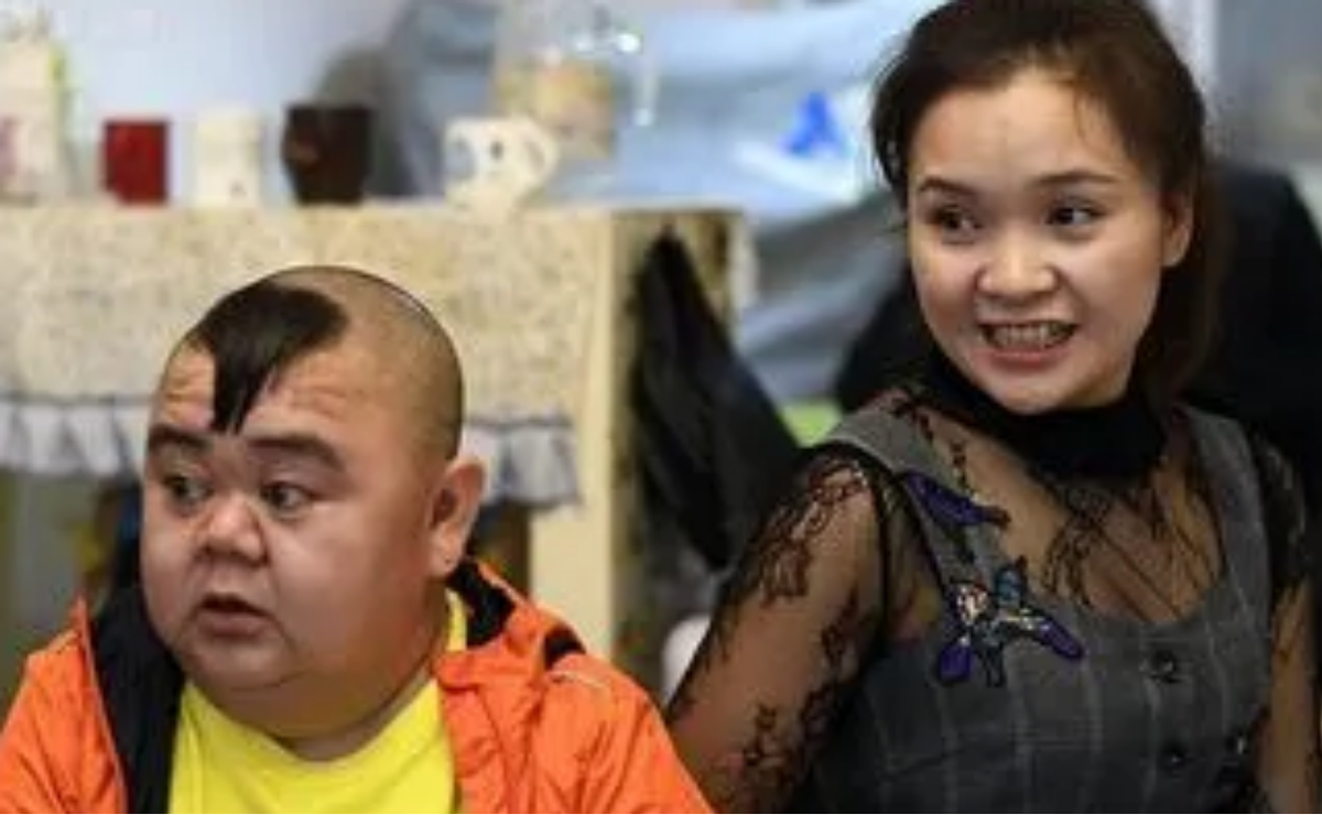 回顾1米2小男人娶1米65女演员买7套房开豪车却担心孩子长不高