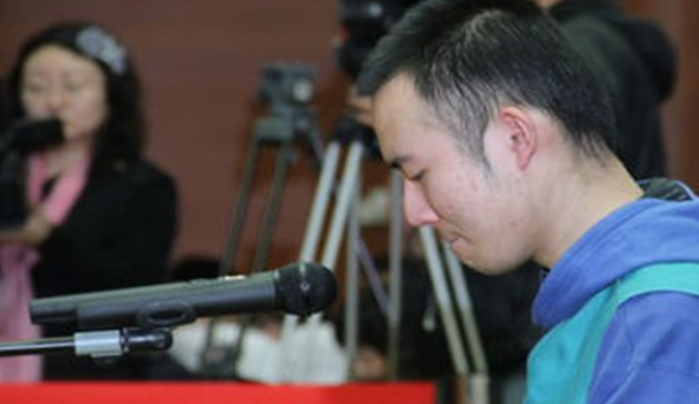 可是在孩子教育上,父母对药家鑫很是严格,尤其是药庆卫出身于军人