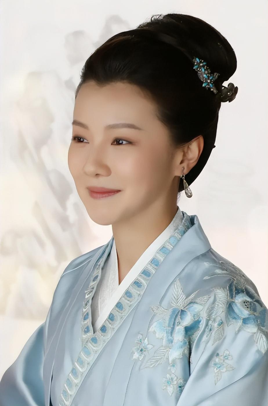 王鹤润到如今已经出道多年,也出演了多部爆火影视作品,她塑造的角色