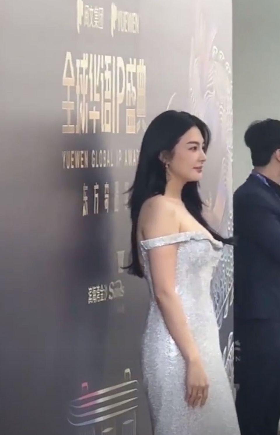 这一夜身材圆润的张雨绮显得有些尴尬