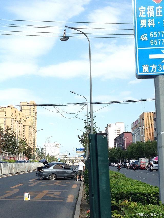 案例一车辆随意掉头近日,卢某某驾驶小型轿车沿兰州市南山路由东向西