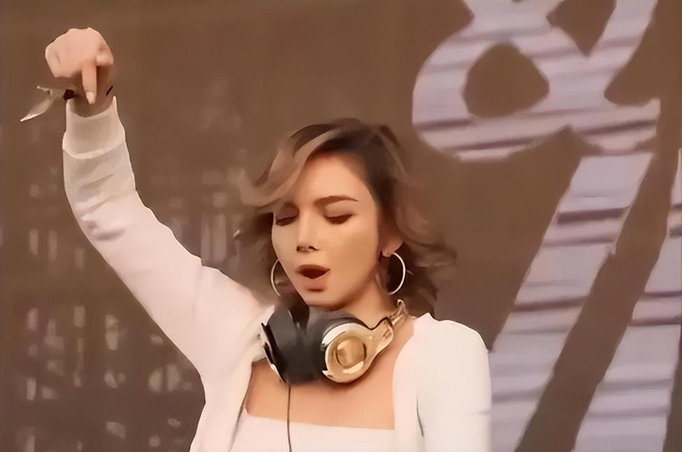 不久他就发现了台上打dj的梦露,台上的梦露活力四射又漂亮大方,让凯诺