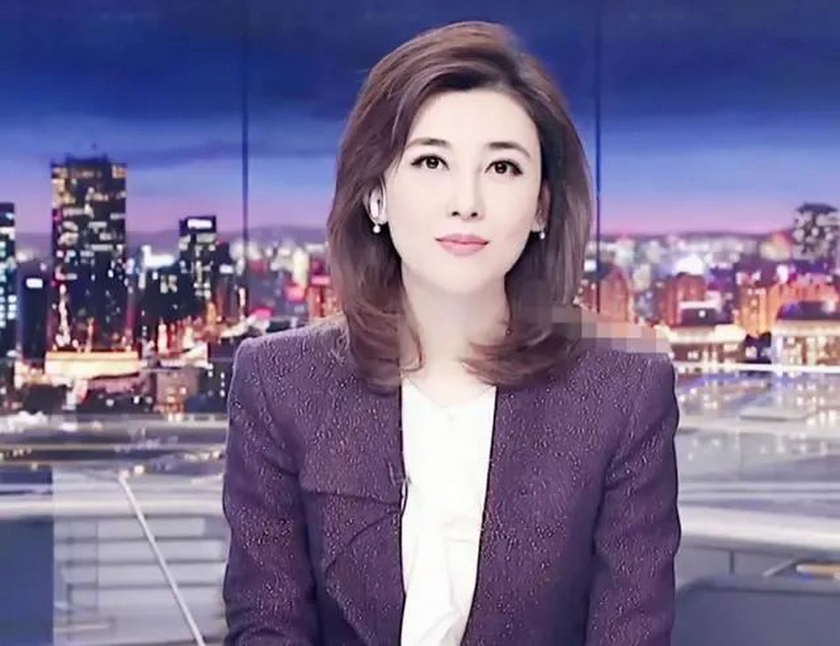 李红,央视《海峡两岸》美女主持人,家境贫寒却逆袭成主持界璀璨明星!